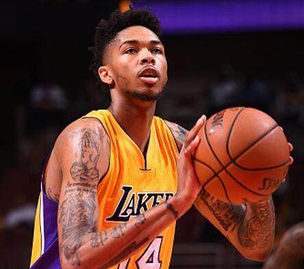 他常以背身 他常以背身