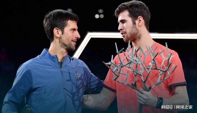 它回溯过去 它回溯过去